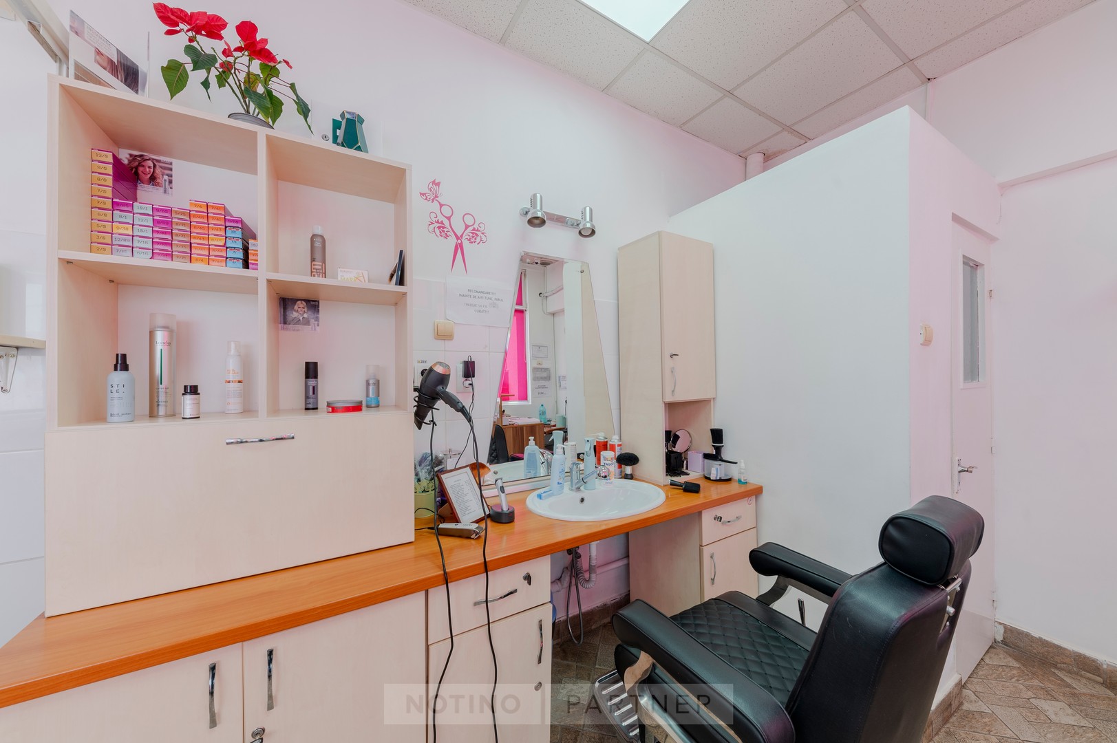 Post de lucru cu scaun și oglindă în Salon Luceafărul